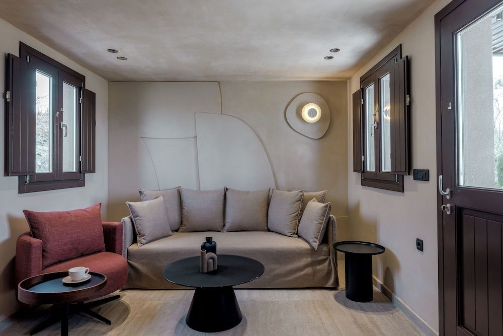 Hidden Hills Loft Suite with Outdoor Hot Tub 13