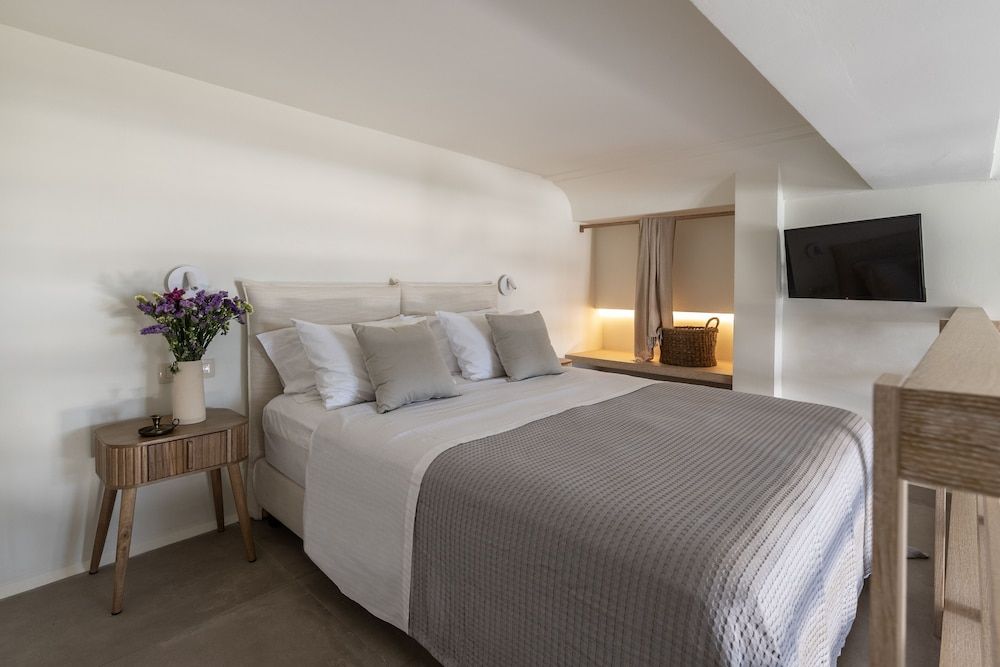 Deluxe Suite, 2 King and Sofa Bed, City View, Balcony/Patio