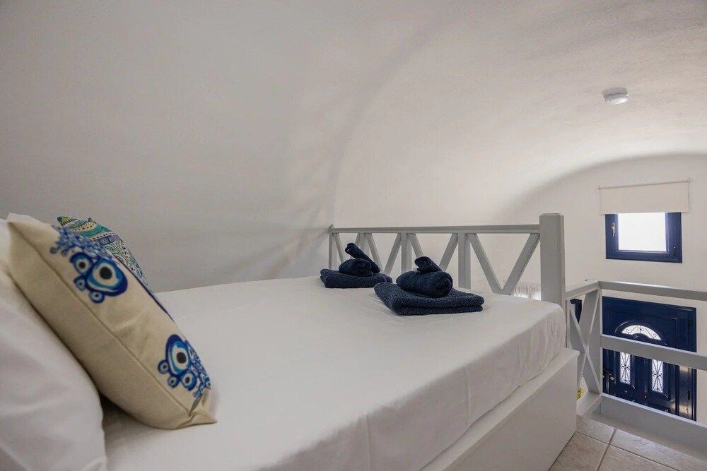 Panoramic Argyro's IO House with Jacuzzi