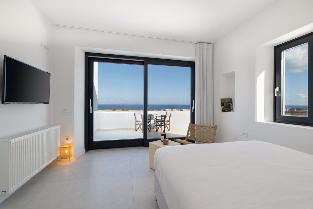 Deluxe Room with Balcony and Sea View