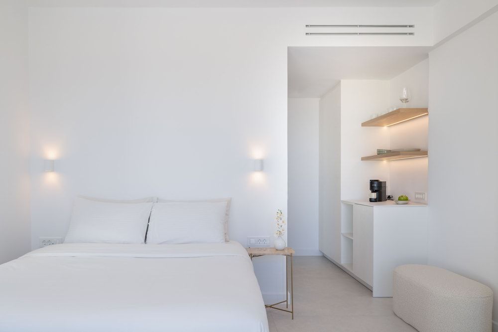 Deluxe Room with Balcony and Sea View