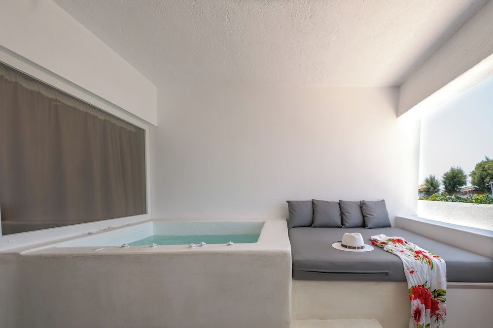 Junior Suite, Hot Tub, Beachside (3 Guests)