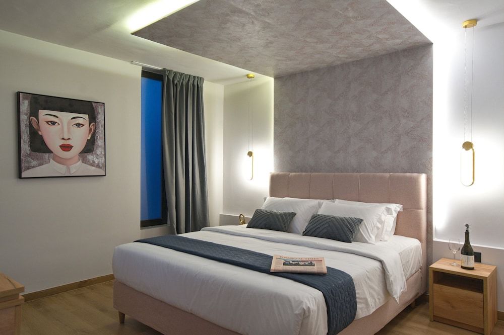 CITYLUXE Suite with Indoor Jacuzzi