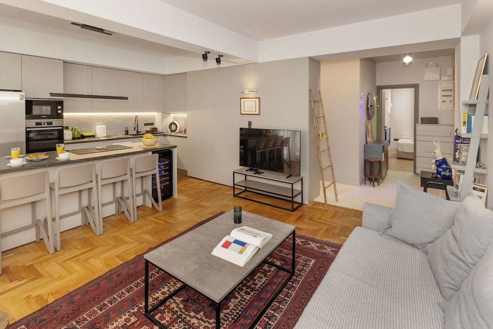 Well-designed apartment by the Acropolis