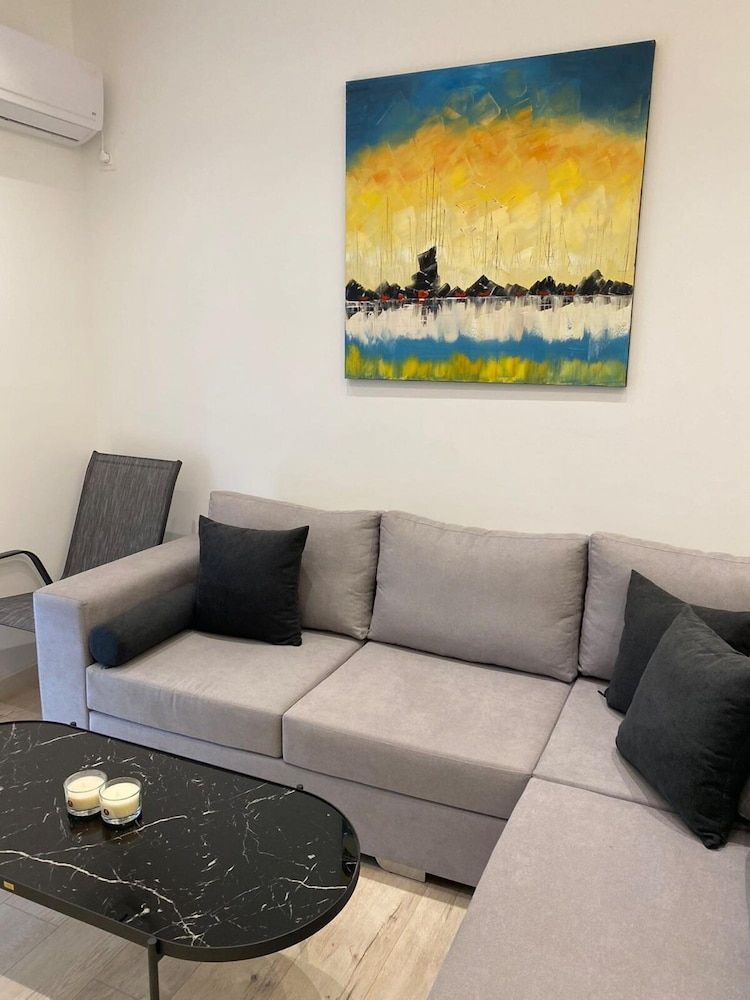 Elysian Apartment - At067