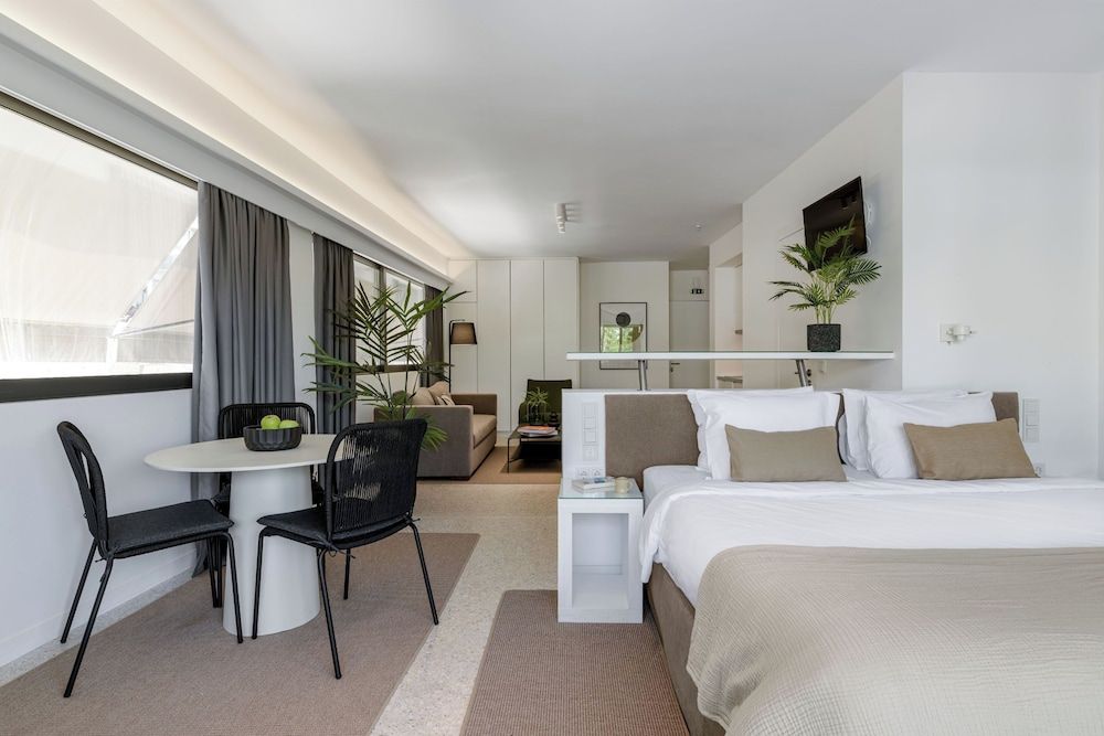 Momo Suites, Acropolis by Aura Homes D