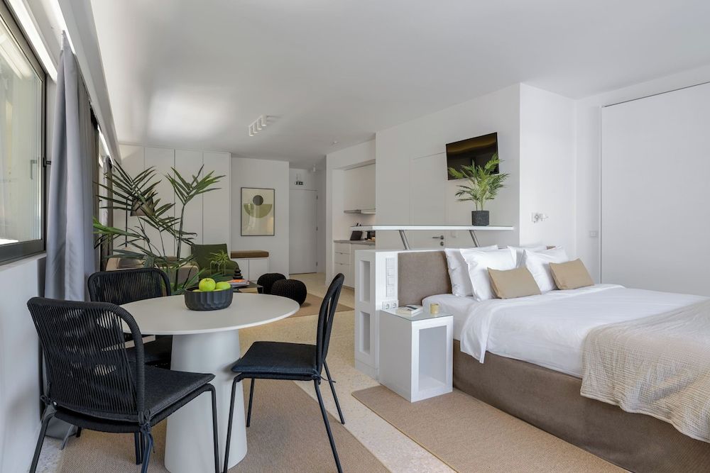Momo Suites, Acropolis by Aura Homes D
