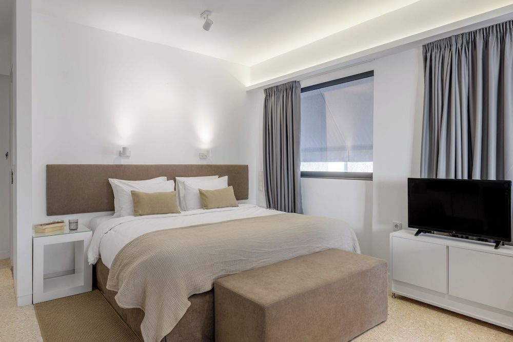 Momo Suites, Acropolis by Aura Homes C