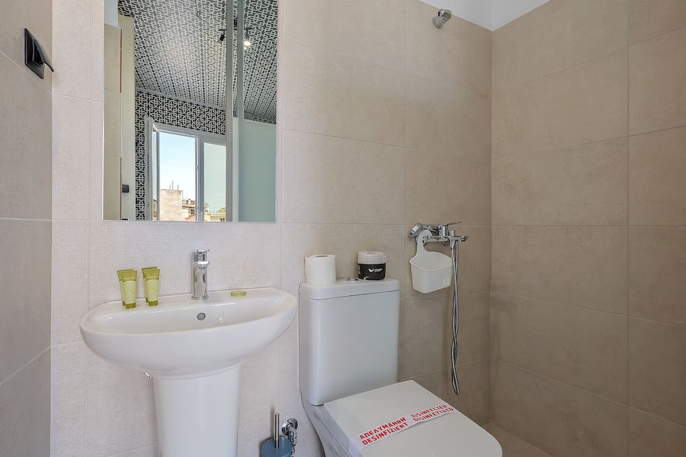 7ATHENS Basic Twin Room 6