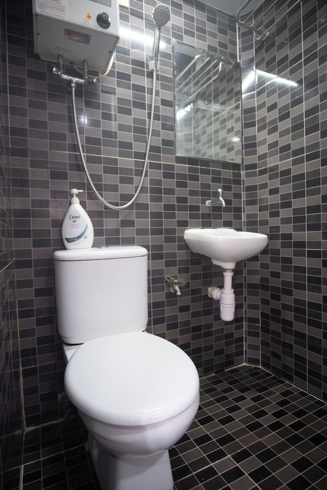 Hollywood Guesthouse Deluxe Double Room Single Use, 1 Large Twin Bed, Private Bathroom 3