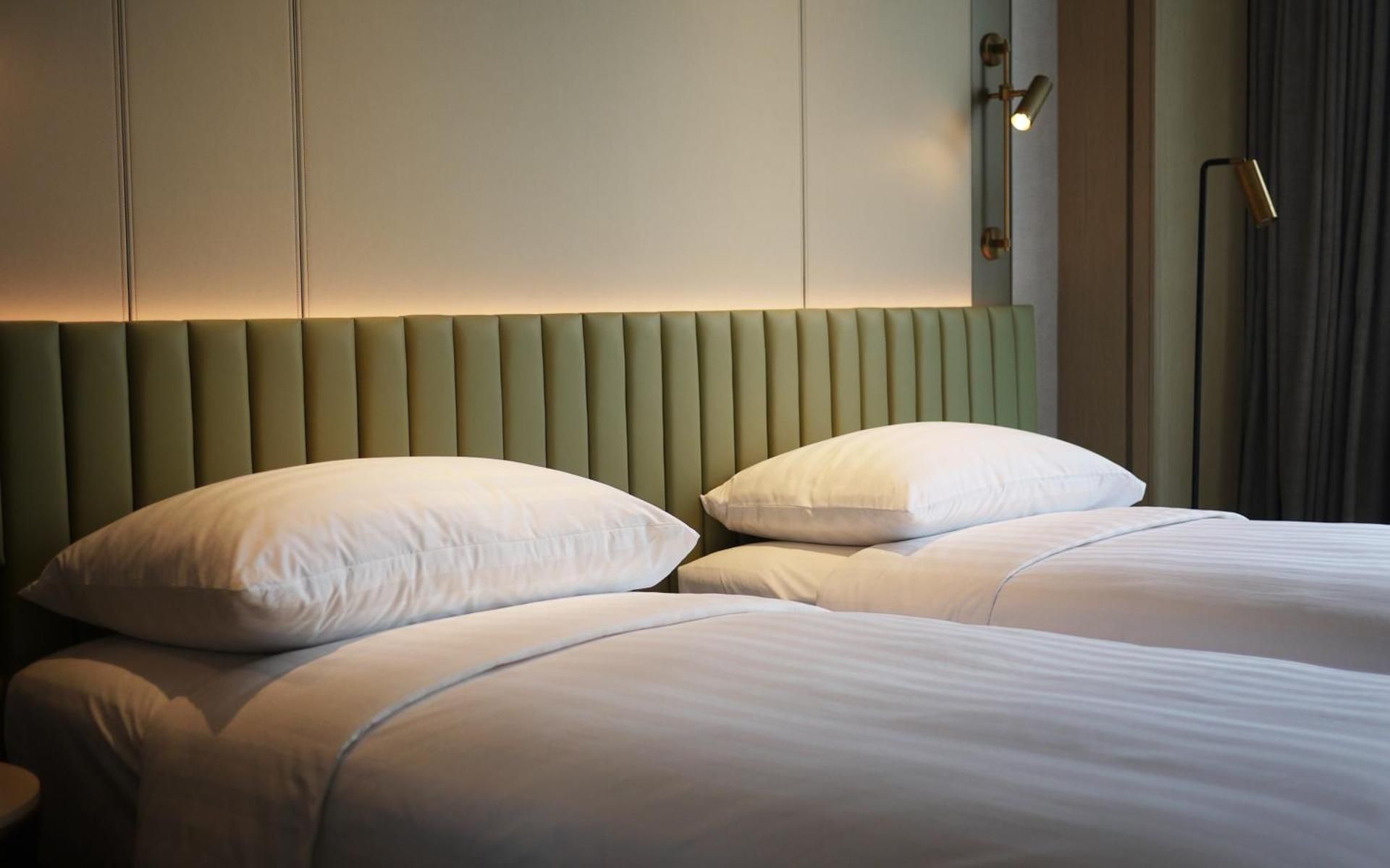 Dorsett Kai Tak 180 Sports Ground View Accessible Room with Twin bed 2