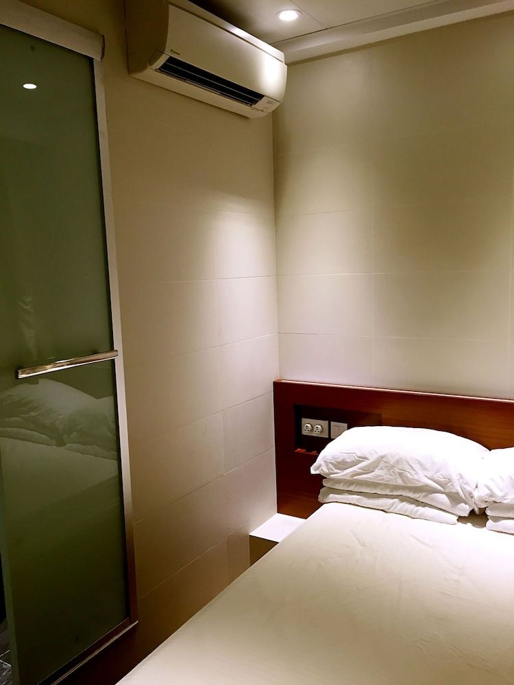 Room, 1 Large Twin Bed, No Windows