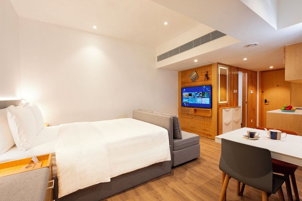 Deluxe Studio, 1 Queen Bed, City View
