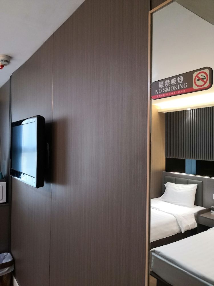 Hennessy Hotel Deluxe Room 3