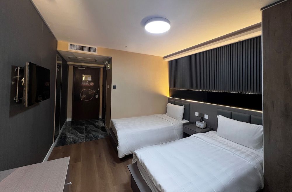 Hennessy Hotel Deluxe Room 2