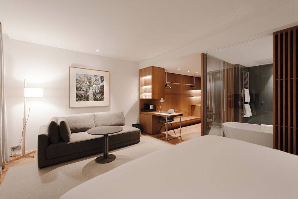 Deluxe, Queen or 1 Twin, City View