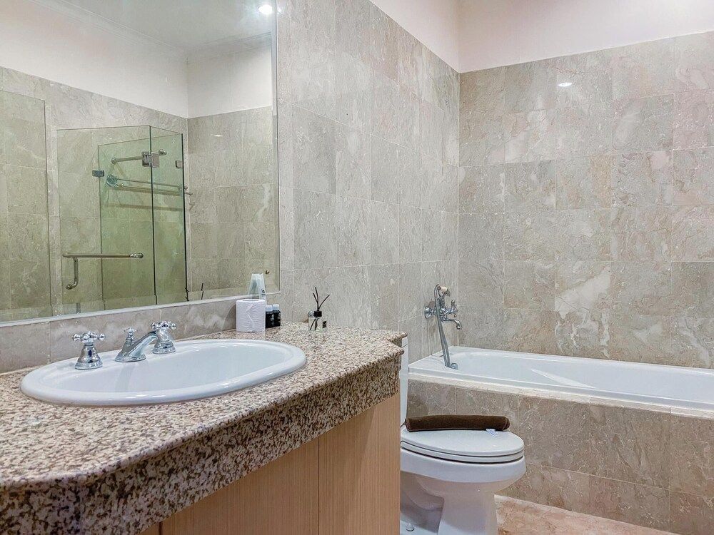 Spacious And Modern Look 3Br Bellezza Apartment Deluxe Apartment 13