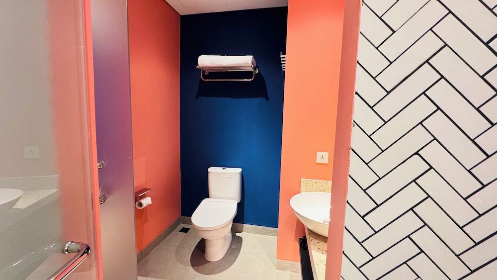 Yellow Bee Resort Cililitan Superior Twin 5