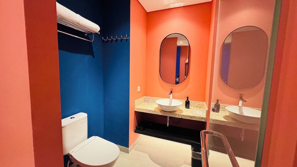 Yellow Bee Resort Cililitan Superior Twin 4