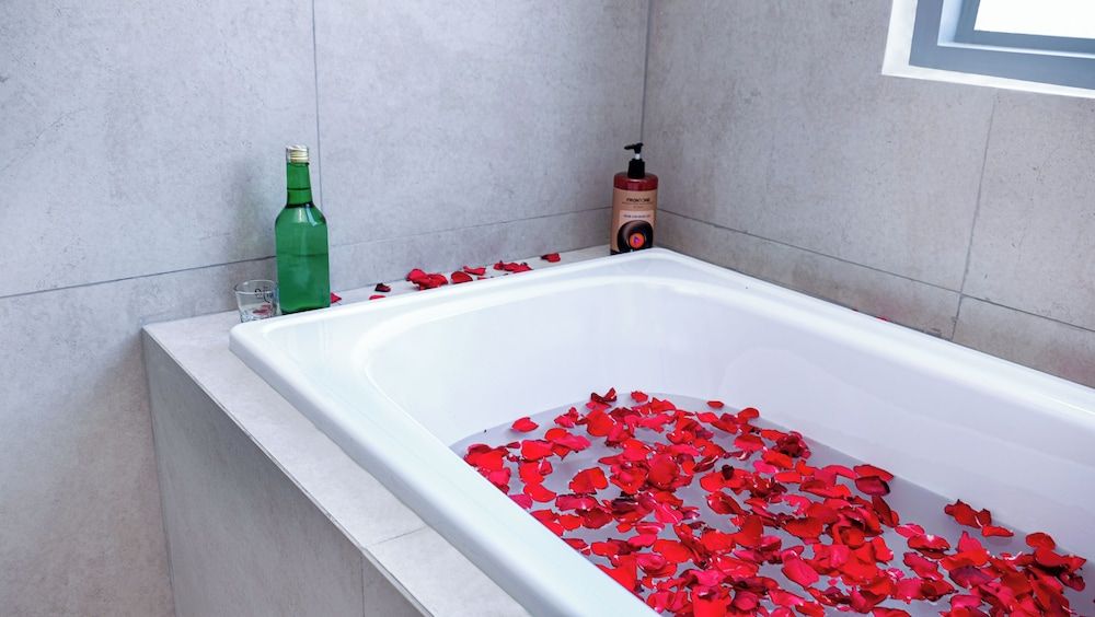 Deep Soaking Bathtub