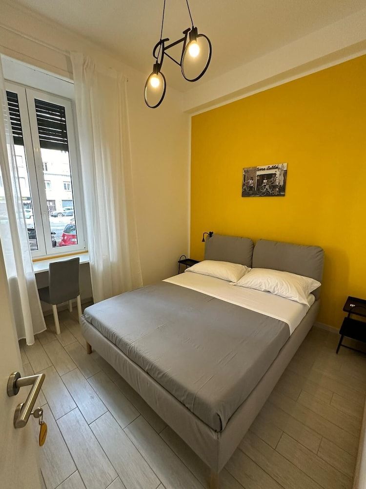 Bed&BikeRome ANGELICO Deluxe Double Room, 1 Queen Bed, Non Smoking, Private Bathroom 3