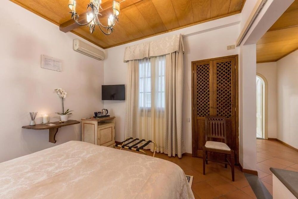 Large Room with Bathtub