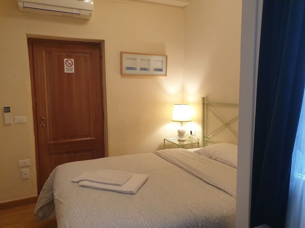 Single Room, Private Bathroom