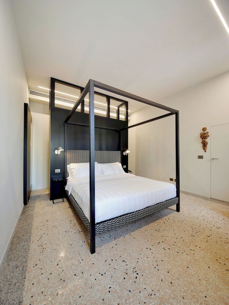 Royal Suite, Jetted Tub, Canal View (Noble)