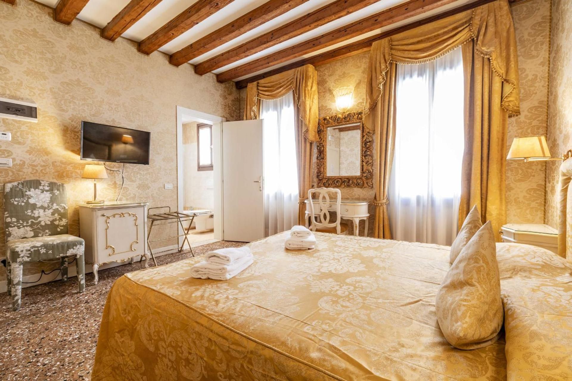 Deluxe Double Room with Shower
