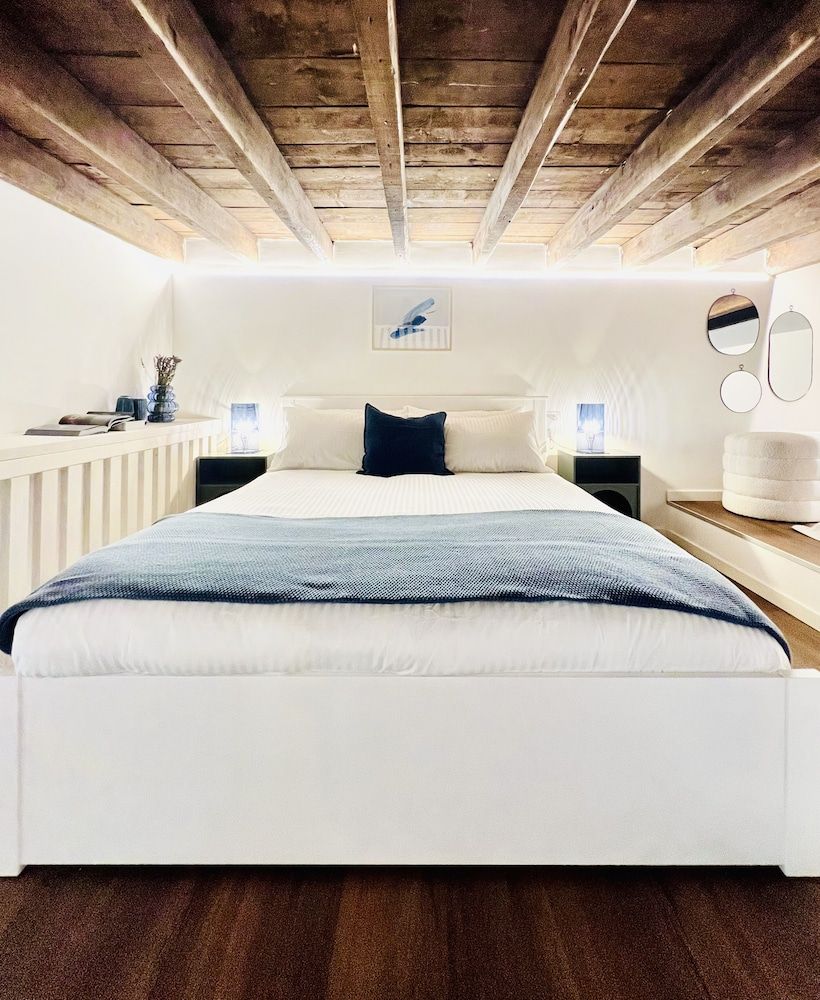 Tarra Luxury Suite Deluxe Apartment, 1 Bedroom, Private Bathroom, Courtyard View 2