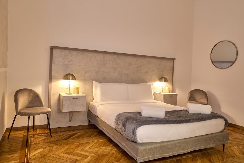 Classic Apartment ( Via Cosimo del Fante 8)