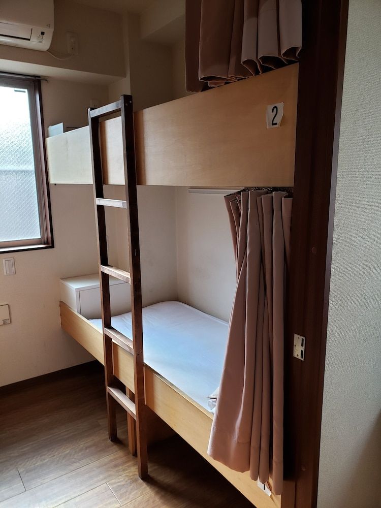 Quadruple Room, Men only