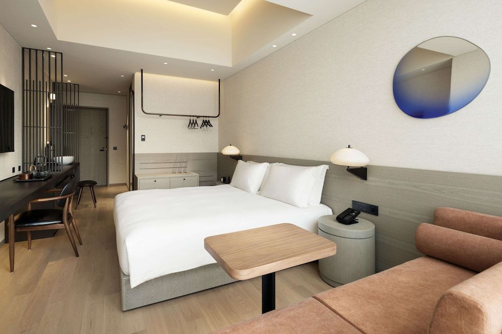 Deluxe Room, 1 King Bed, City View (Shower)