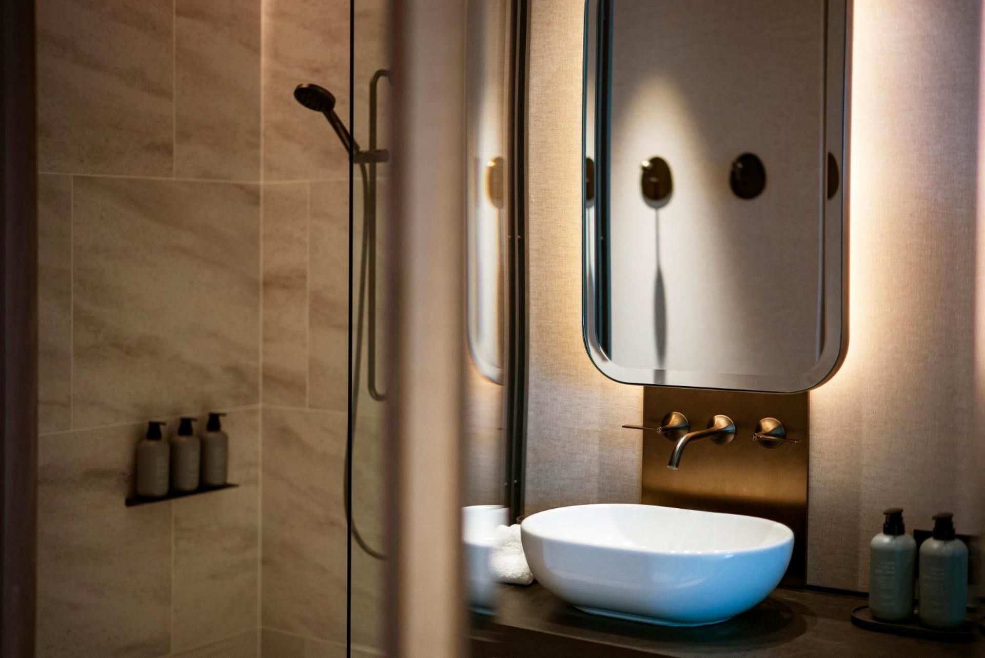 1 King Bed City View Shower Deluxe