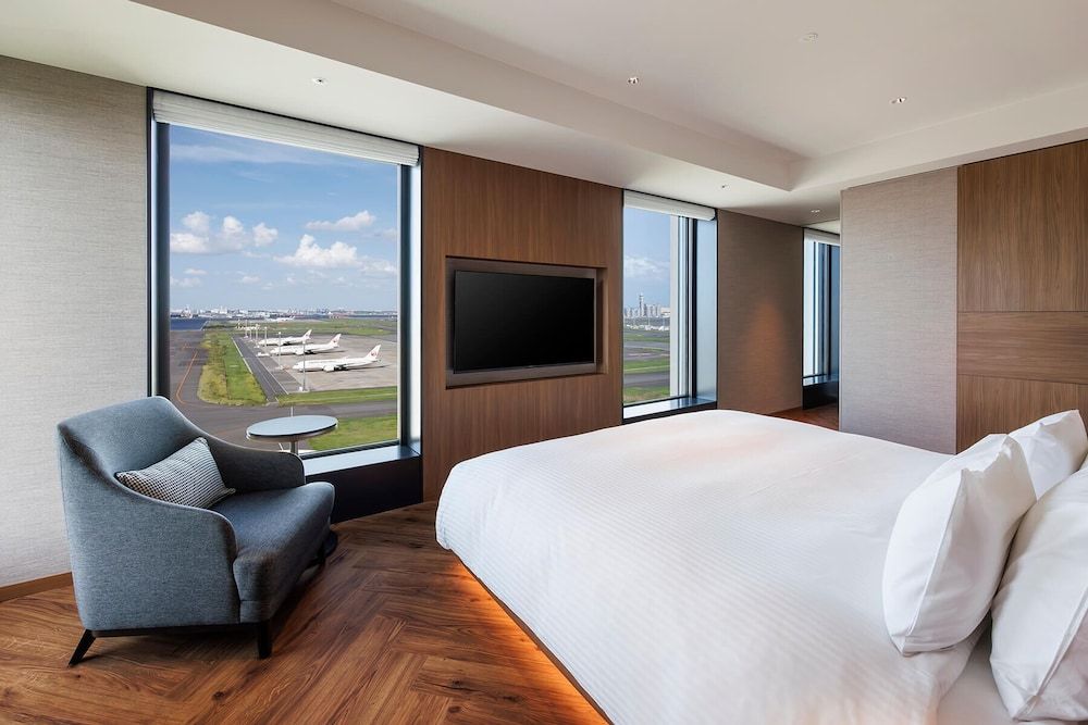 Metropolitan Suite, 1 King Bed, Non Smoking (Airport View, Single Use)