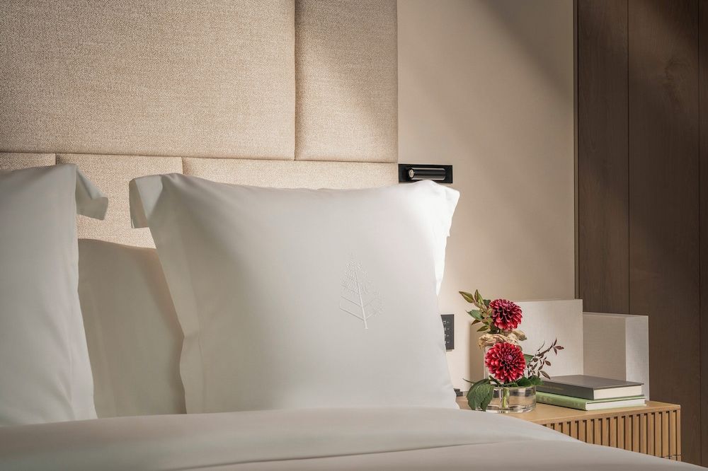 Room, 1 King Bed, Corner (Four Seasons)