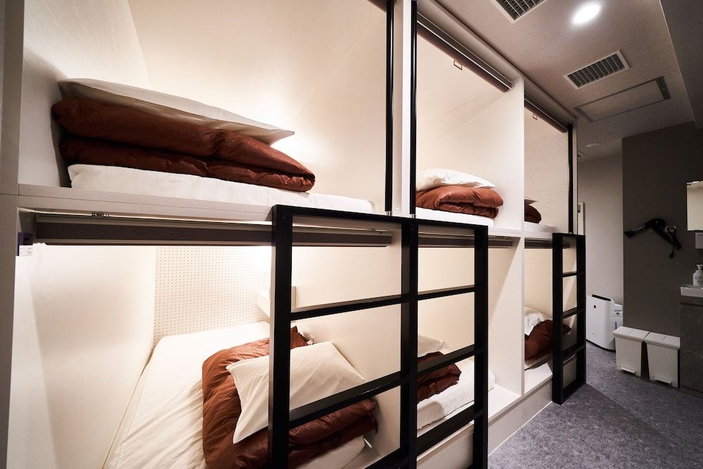 Shared Dormitory, Men only