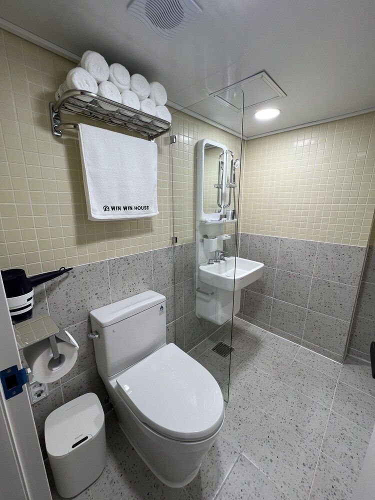 Winwin Guesthouse Deluxe Double Room 105 4