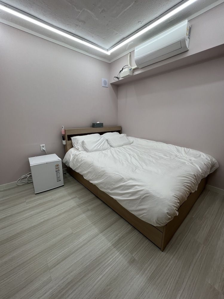 Winwin Guesthouse Deluxe Double Room 105