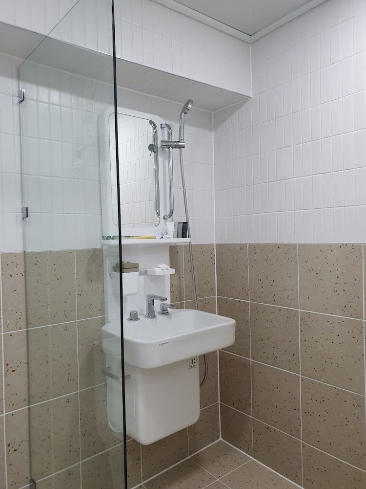 Winwin Guesthouse Deluxe Triple Room 106 5