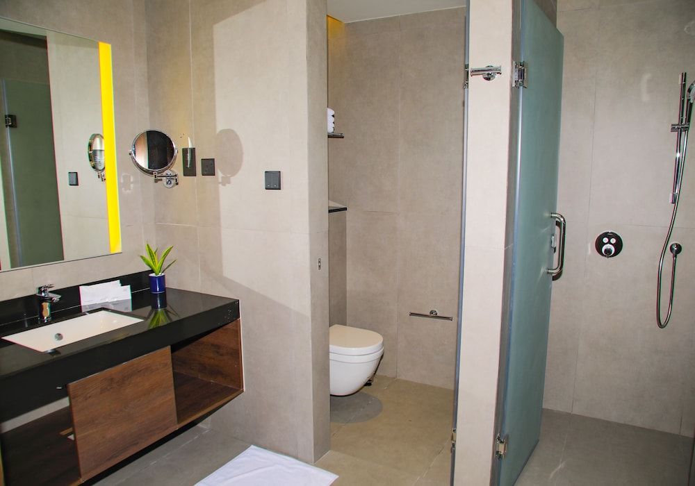 Sofia Colombo City Hotel Deluxe King Room with City View 8