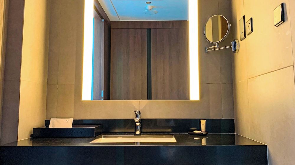 Sofia Colombo City Hotel Deluxe King Room with City View 9