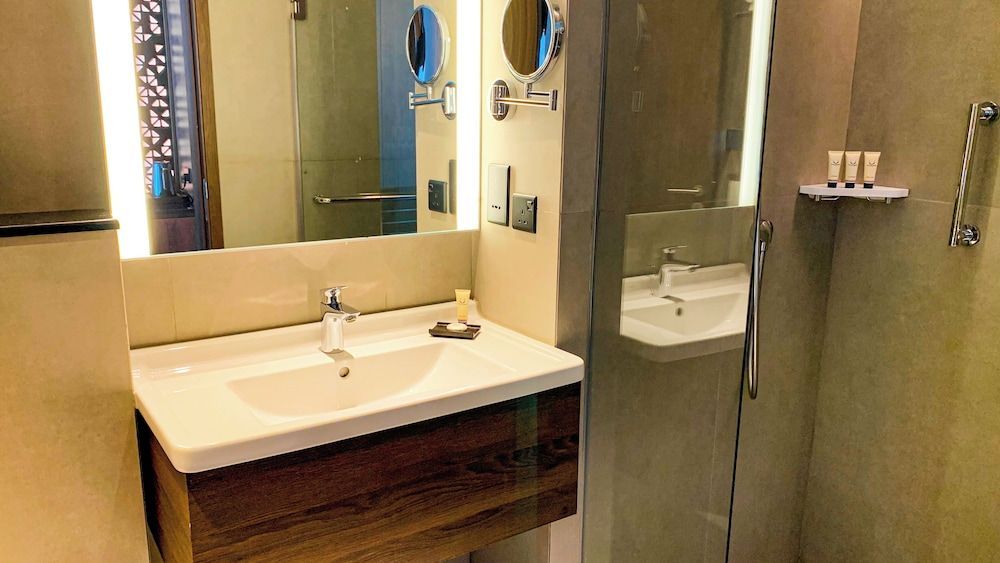 Sofia Colombo City Hotel Deluxe King Room with City View 10