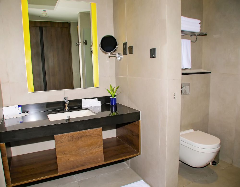 Sofia Colombo City Hotel Deluxe King Room with City View 7