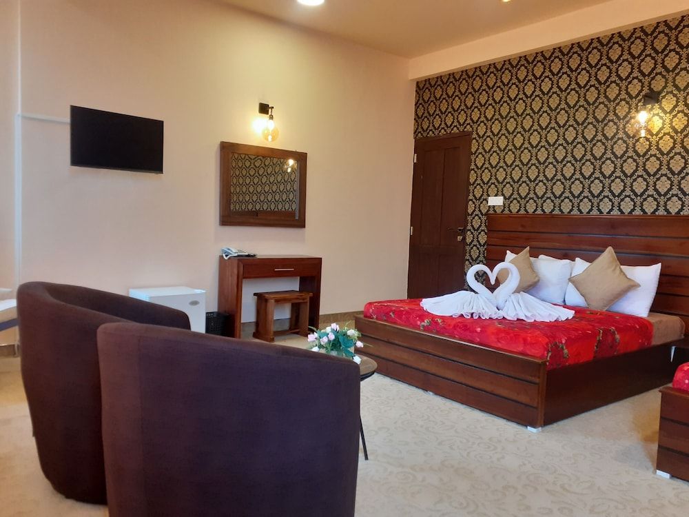 Rathna Grand Hotel Nuwara Eliya Family Triple Room