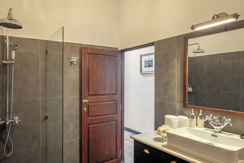 Writer's Lodge By Ishq Deluxe House 24