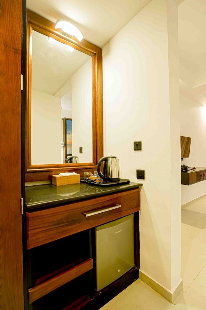 Emerald Bay Resort Mirissa Deluxe Room, 1 King Bed, Sea View 8