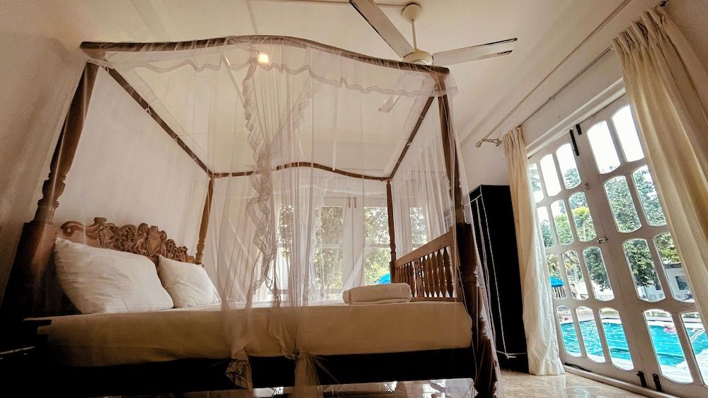 Canberra Holidays - Mirissa Deluxe Double Room, Patio, Pool View 2