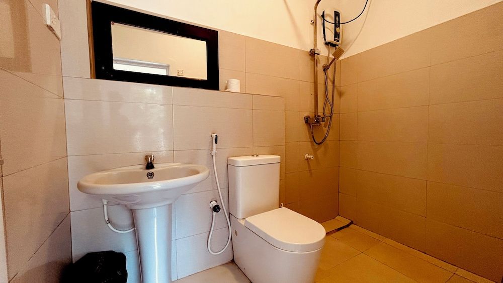 Canberra Holidays - Mirissa Deluxe Double Room, Patio, Pool View 4