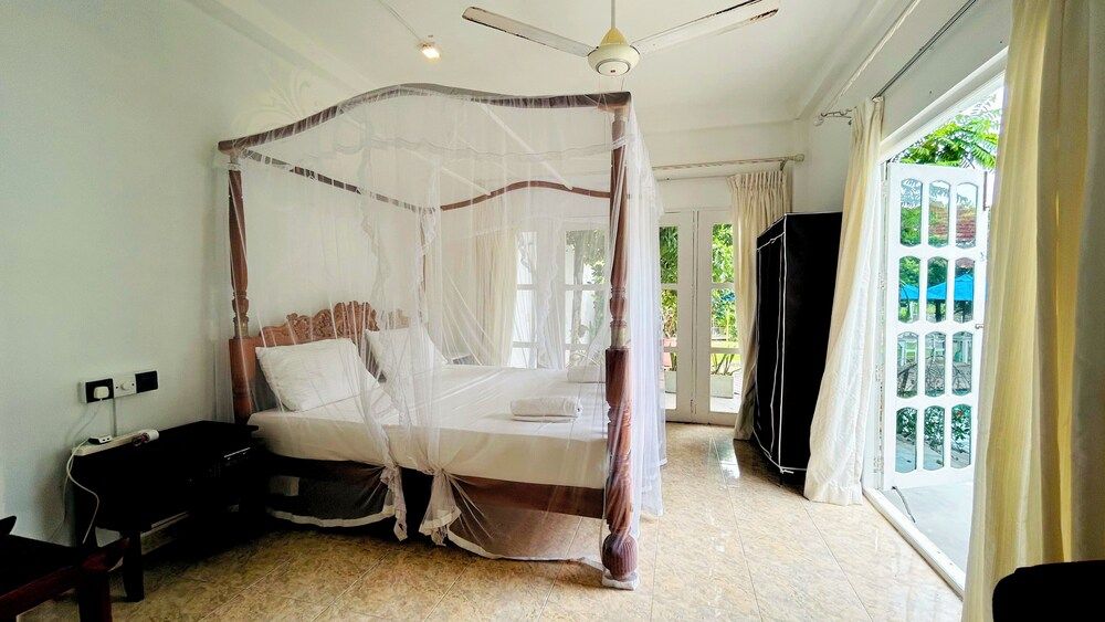 Canberra Holidays - Mirissa Deluxe Double Room, Patio, Pool View 5